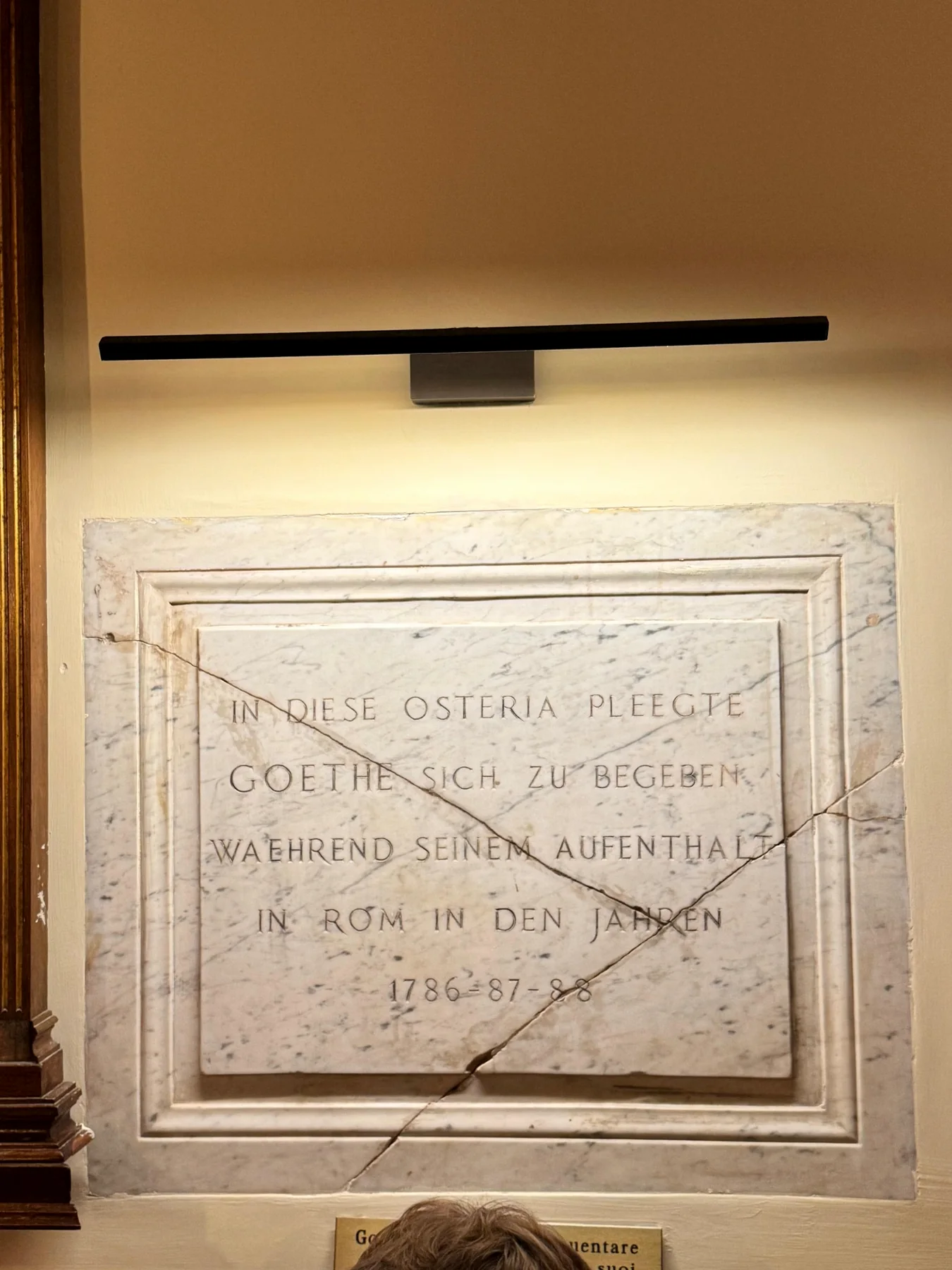 Targa in marmo dedicata alla memoria di Goethe nell'osteria