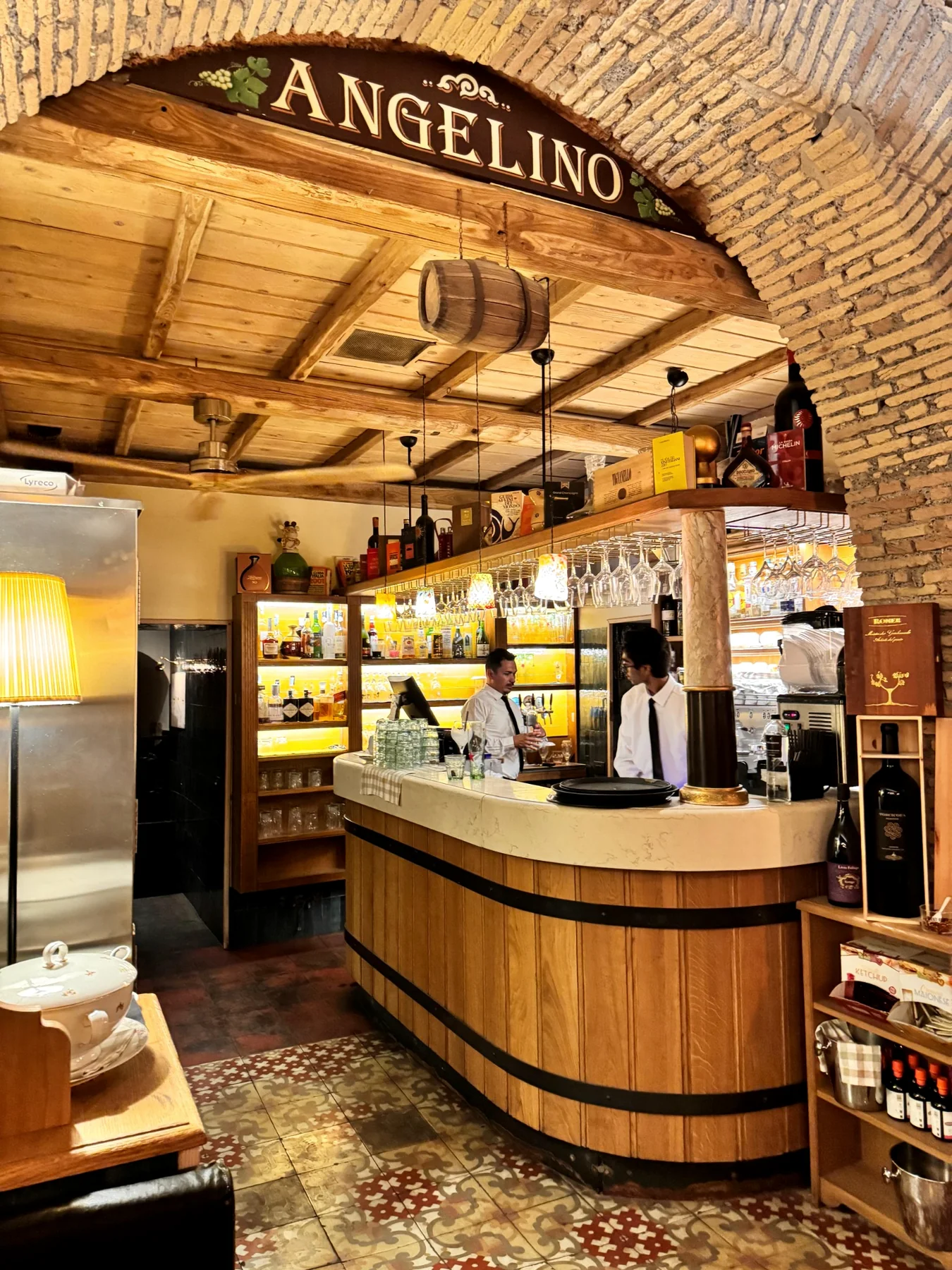 Banco bar in legno sotto un arco storico