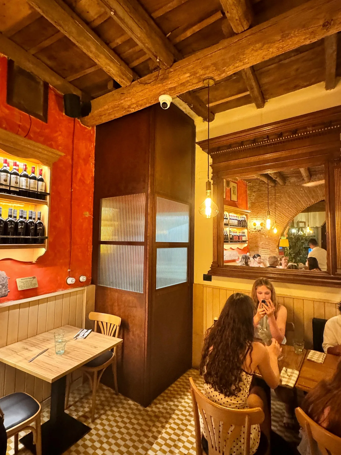 Angolo raccolto della sala con travi a vista