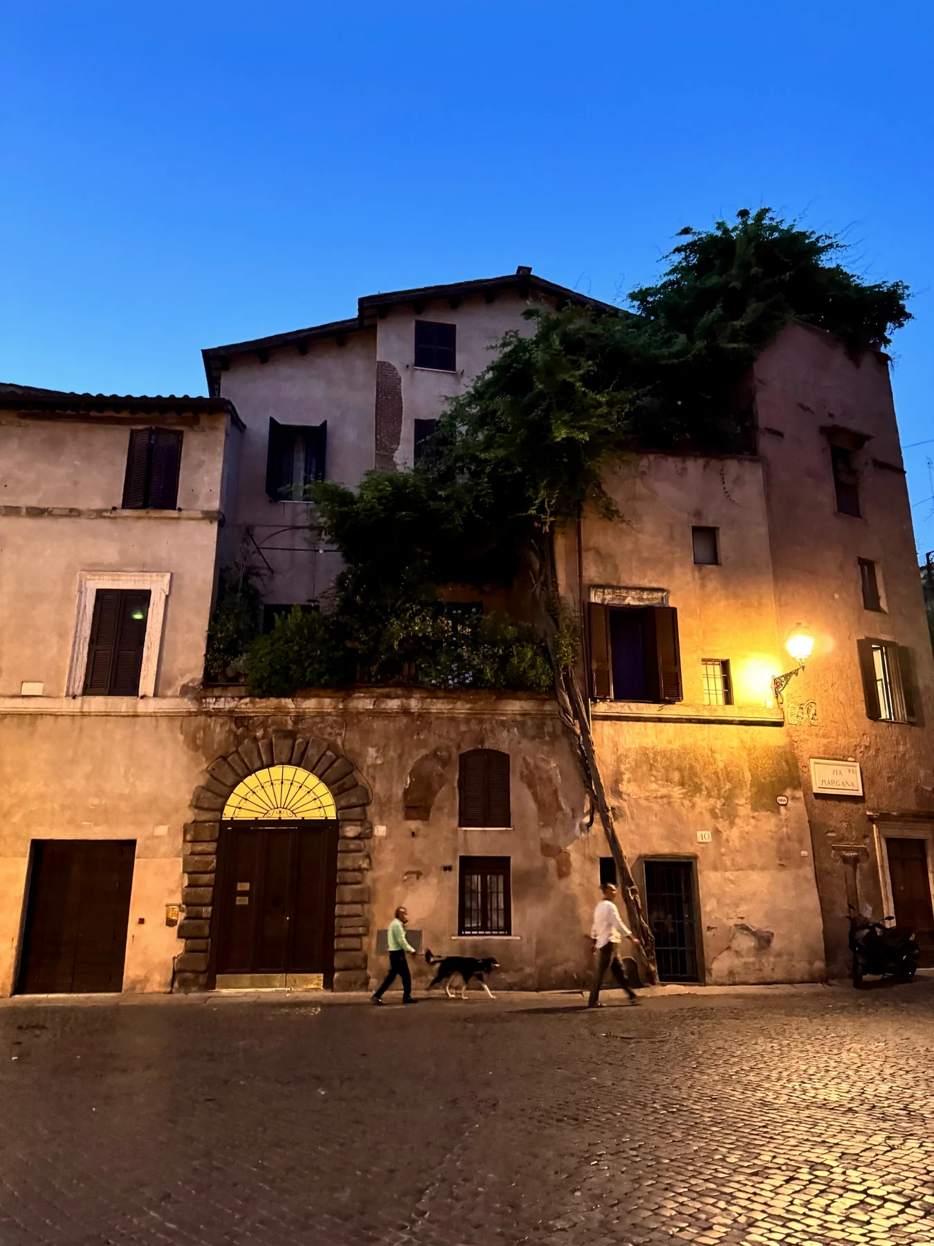 Antico palazzo in Piazza Margana illuminato di sera